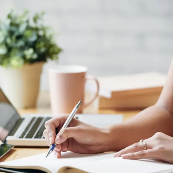 Séance de coaching étudiants illustrant l’accompagnement éducatif et professionnel Attarni