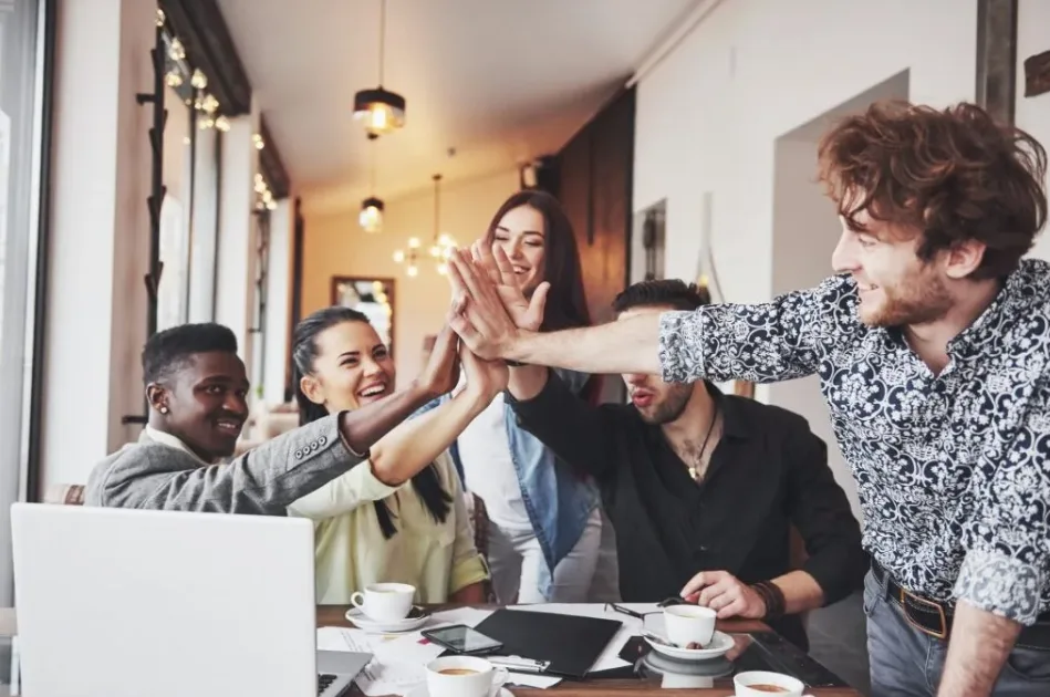 étudiants ensemble bénéficiant d’un accompagnement éducatif et professionnel
